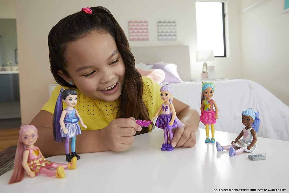 Boneca Chelsea Barbie Color Reveal; Série Glitter; +3 Anos - Imagem 3