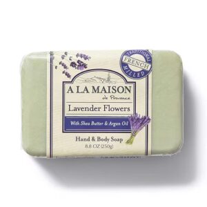 Sabonete em barra para mãos e corpo com flores de lavanda moídas na França A La Maison - 8,8 oz